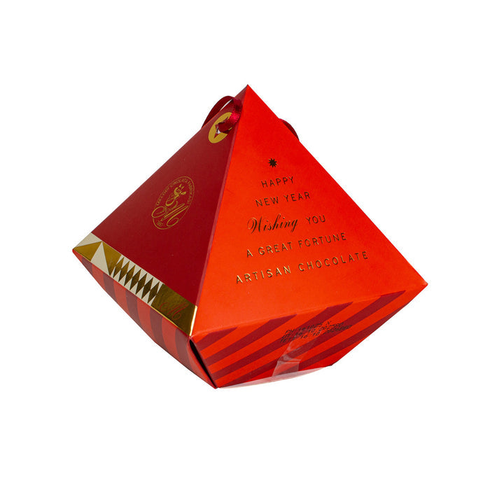 Bring a touch of elegance to your sweet moments with Melodi Lezzet Susu Kandiyotti, a premium selection of milk chocolate and hazelnuts crafted in Türkiye.